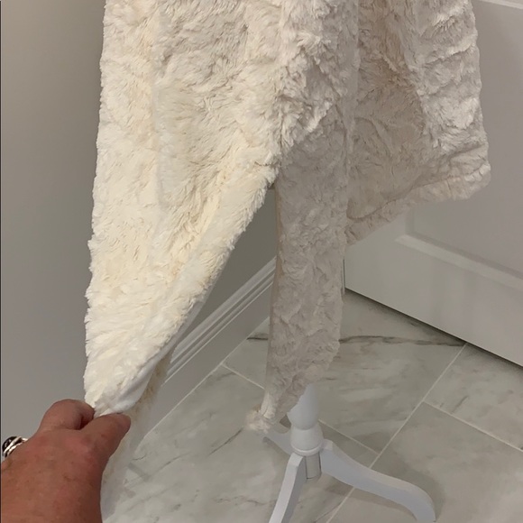 Fuzzy poncho - Picture 3 of 5